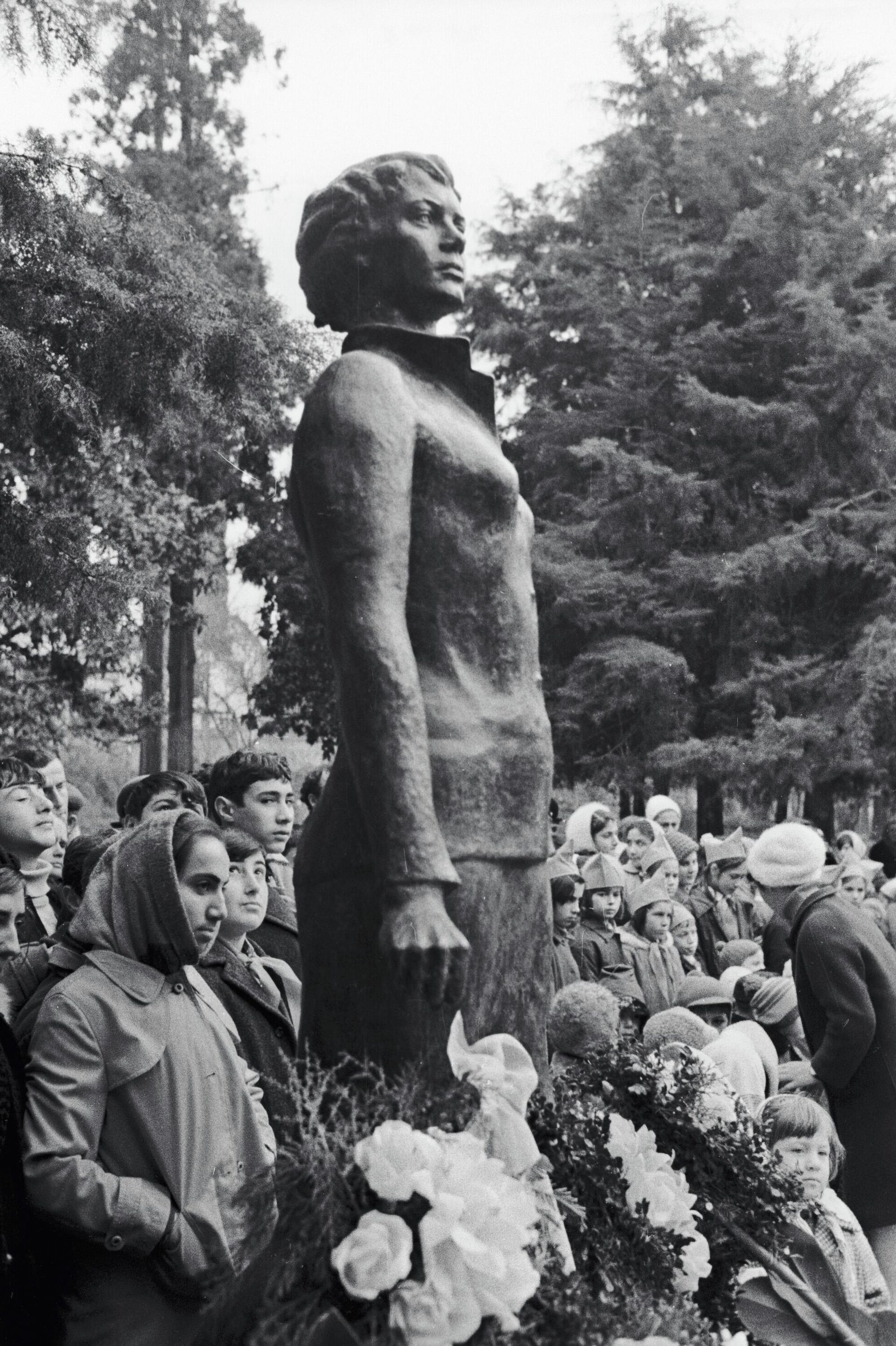 Открытие памятника бортпроводнице Надежде Курченко, погибшей от рук отца и сына Бразинскасов, захвативших пассажирский самолет Ан-24, который выполнял регулярный рейс № 244 из Батуми в Сухуми - РИА Новости, 1920, 11.12.2025