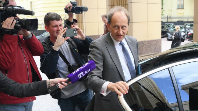 Посол Германии в Москве Александр Ламбсдорф у здания Министерства иностранных дел РФ