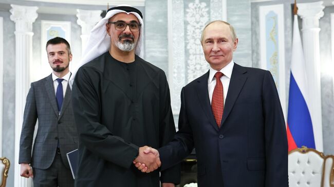 Президент РФ Владимир Путин и наследный принц Абу-Даби, председатель Исполнительного совета Эмирата Абу-Даби шейх Халед Бен Мухаммед Бен Зейд Аль Нахайян во время встречи на полях саммита ЕАЭС в Минске. 27 июня 2025