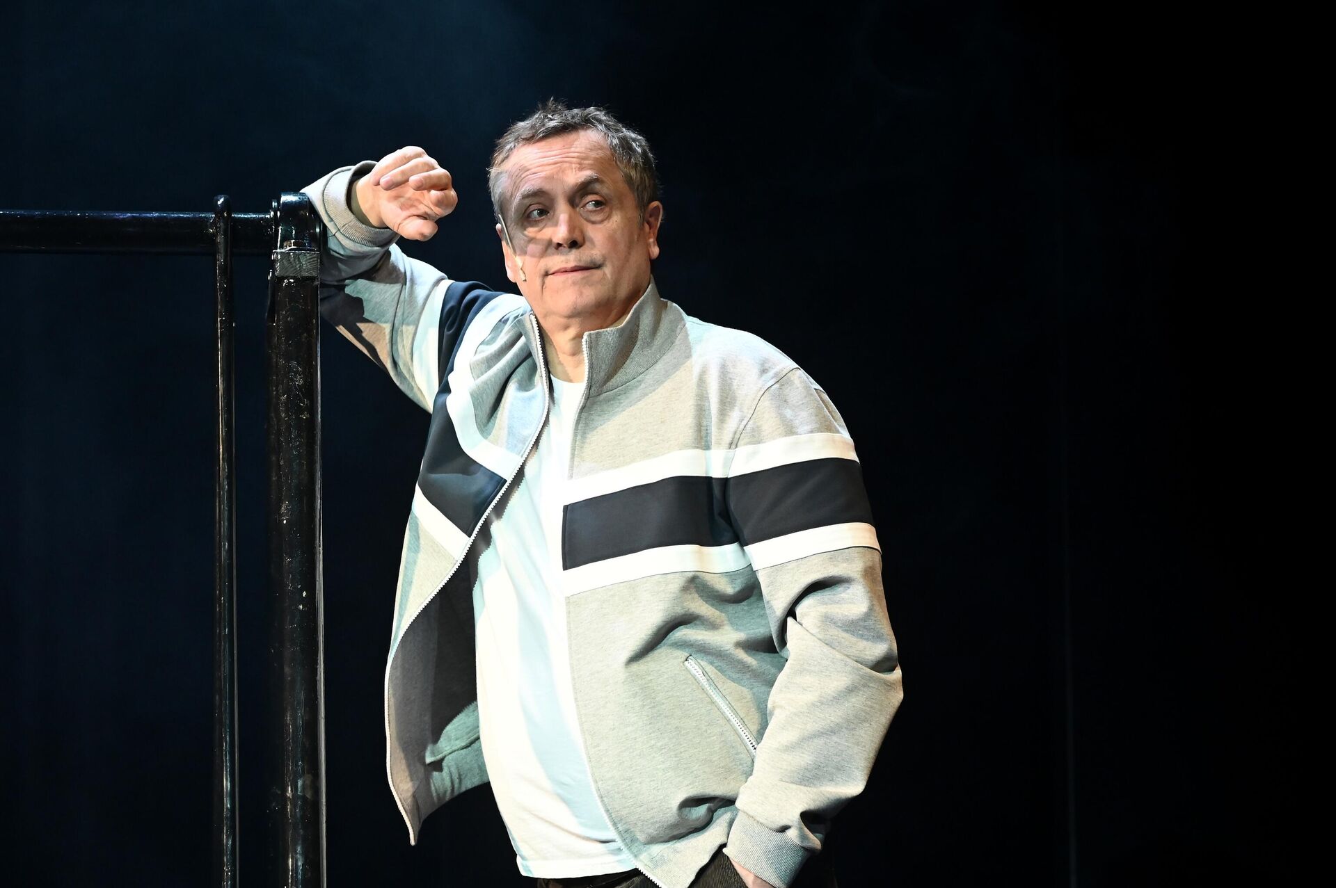 Актер Андрей Соколов в сцене из спектакля ЛюБоль  - РИА Новости, 1920, 27.06.2025