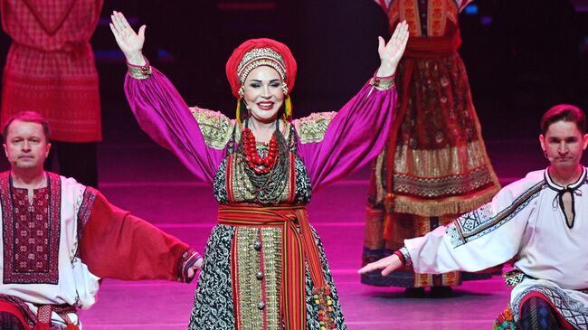 Певица Надежда Бабкина выступает на концерте