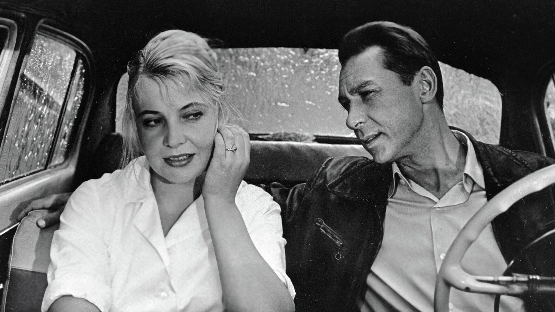 Народный артист СССР Олег Ефремов в роли шофера такси и народная артистка СССР Татьяна Доронина в роли Нюры в фильме Татьяны Лиозновой Три тополя на Плющихе Народный артист СССР Олег Ефремов в роли шофера такси и народная артистка СССР Татьяна Доронина в роли Нюры в фильме Татьяны Лиозновой Три тополя на Плющихе - РИА Новости, 1920, 29.06.2025