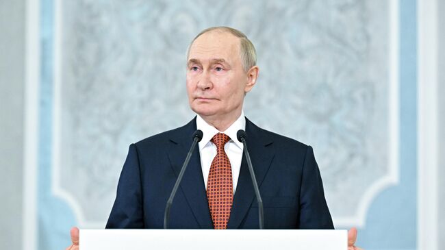 Президент РФ Владимир Путин во время пресс-подхода по итогам заседания Высшего Евразийский экономического совета в расширенном составе в Минске