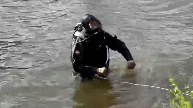 Работа водолазов по поиску ребенка, упавшего с катера в канал имени Москвы