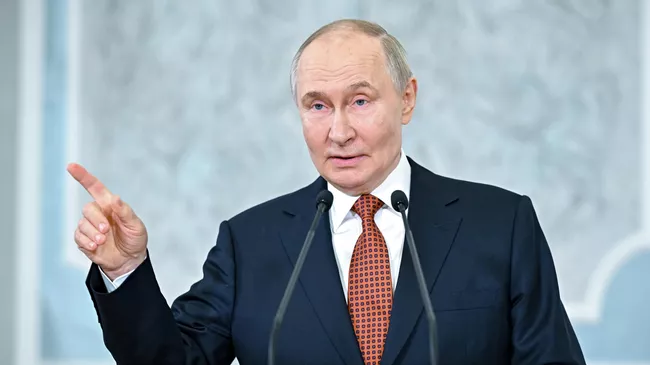 Президент РФ Владимир Путин во время пресс-подхода по итогам заседания Высшего Евразийский экономического совета в расширенном составе в Минске