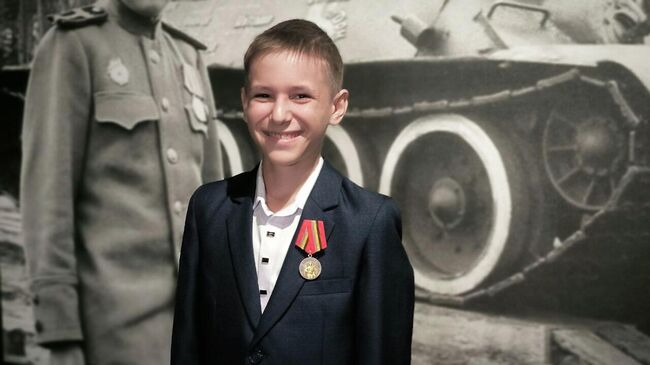 Школьник, награжденный медалью Защитник Курской области 