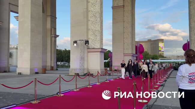 Школьники начали собираться на празднование главного выпускного бала столицы на ВДНХ