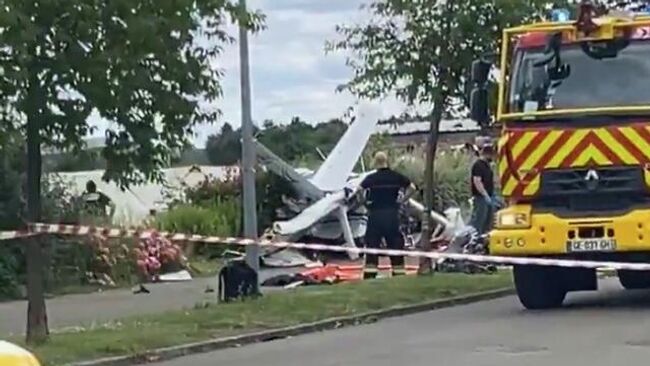 Обломки легкомоторного самолета, разбившегося недалеко от города Шартр на севере Франции. Кадр видео из соцсетей