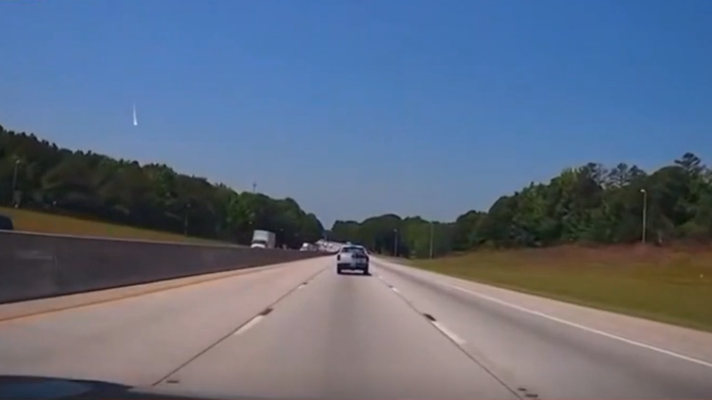 В небе над США заметили загадочный огненный шар