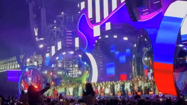 Гимн России в исполнении московских школьников на городском выпускном на ВДНХ