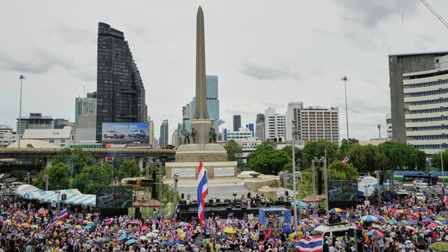 Антиправительственный протест у Монумента Победы в Бангкоке