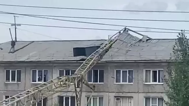 Кран упал на крышу дома в Улан-Удэ