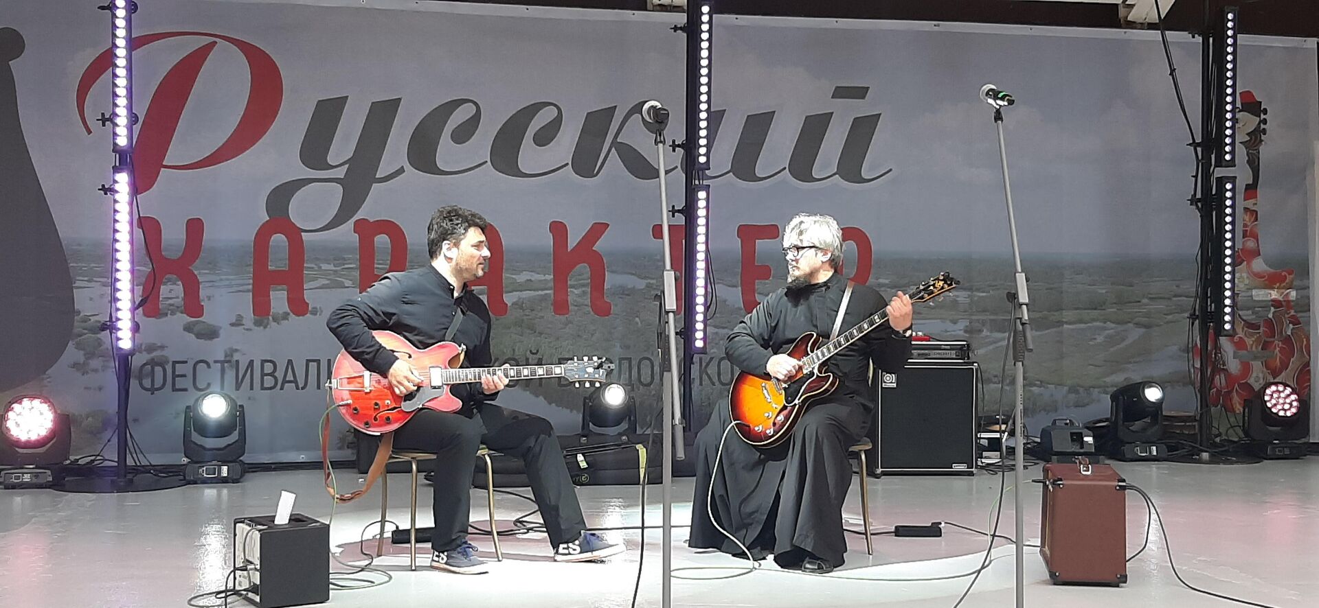 Гитарист, композитор Сергей Шумаков и иерей Илия Туренко на фестивале Русский характер Гитарист, композитор Сергей Шумаков и иерей Илия Туренко на фестивале Русский характер - РИА Новости, 1920, 16.07.2025