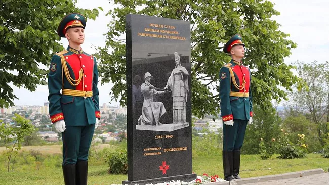 Памятный знак Вечная слава воинам Мордовии – защитникам Сталинграда открыли на воинском мемориальном кладбище на Мамаевом кургане