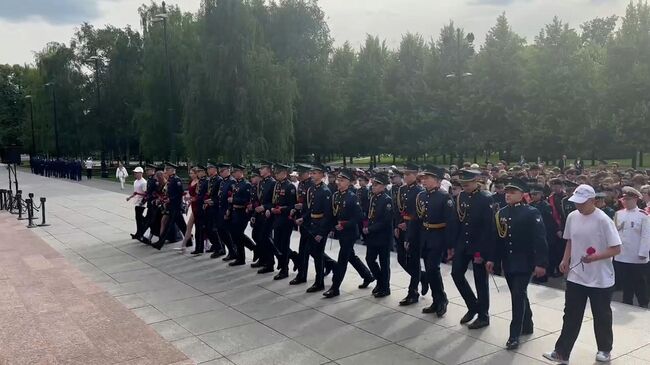 Возложение цветов к Могиле Неизвестного Солдата участниками Всероссийского выпускного бала Возложение цветов к Могиле Неизвестного Солдата участниками Всероссийского выпускного бала