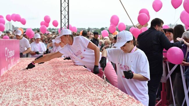 Самый большой в России торт Брауни весом более двух тонн приготовили кондитеры на гастрономическом фестивале Сытый бабр в Иркутске