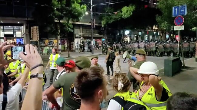 Стычки между протестующими и полицией в центре Белграда