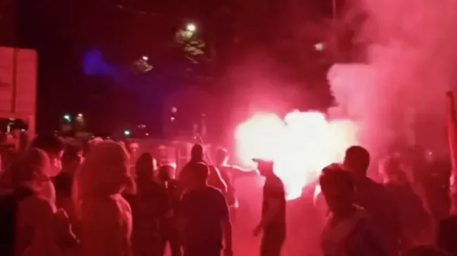 Камни и петарды: столкновения протестующих с силовиками в Белграде