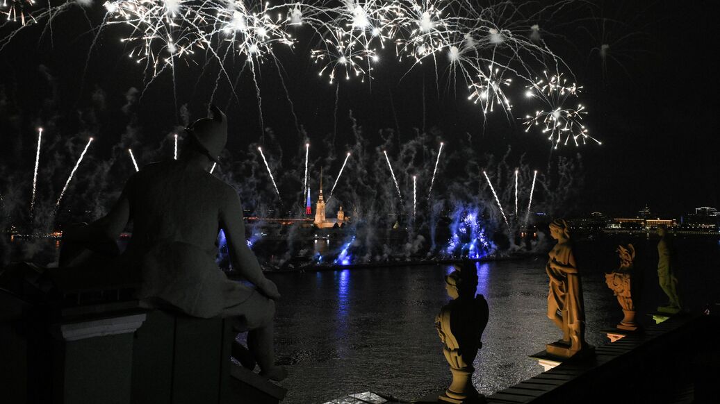 В Петербурге прошел праздник выпускников "Алые паруса"