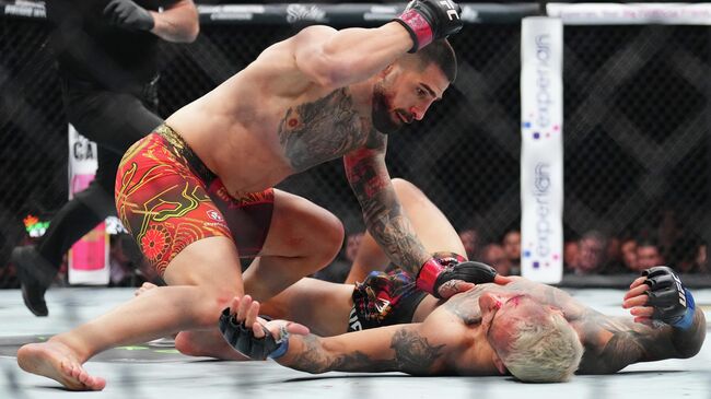 Илия Топурия в бою на UFC 317 Илия Топурия в бою на UFC 317