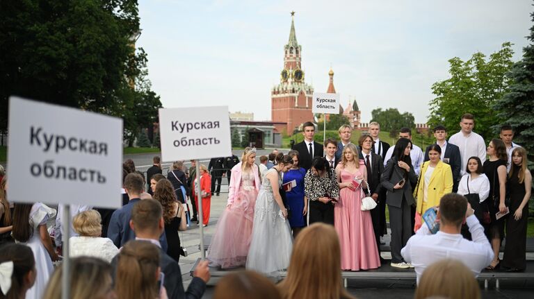 Выпускникам в Екатеринбурге заменят аттестаты с опечаткой