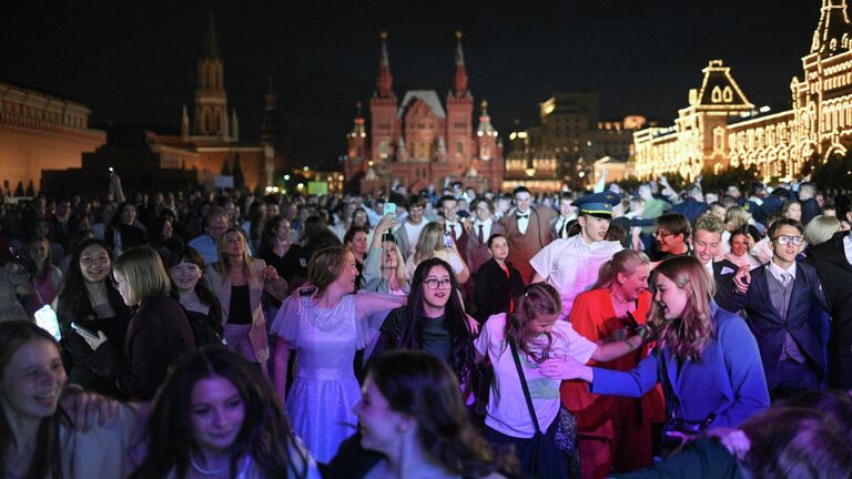 Выпускникам в Екатеринбурге заменят аттестаты с опечаткой