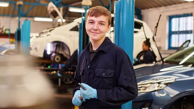 Подросток в автомастерской