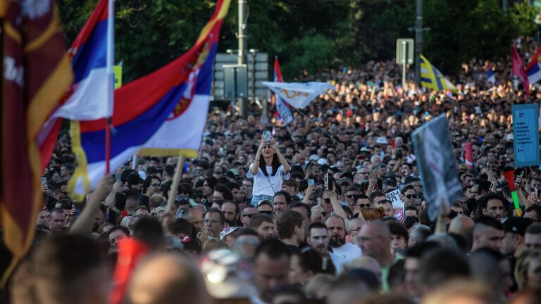Протест студентов и сторонников оппозиции с требованием провести досрочные парламентские выборы в Сербии Протест студентов и сторонников оппозиции с требованием провести досрочные парламентские выборы в Сербии
