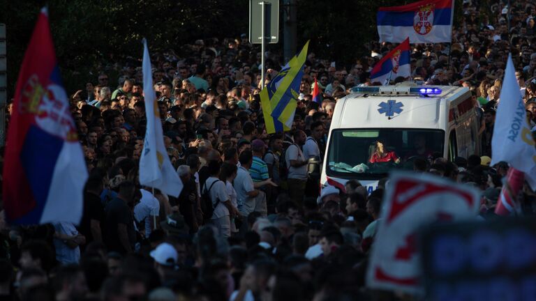 Машина скорой помощи едет во время акции протеста в Белграде Машина скорой помощи едет во время акции протеста в Белграде