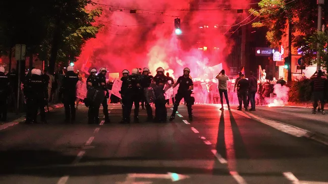Полицейские блокируют улицу во время акции протеста в Белграде