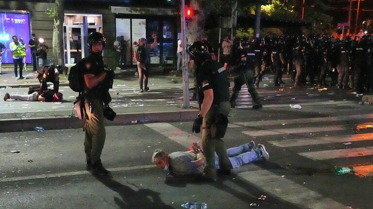 Задержание протестующих в Белграде Задержание протестующих в Белграде