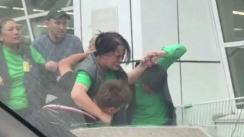 Пострадавшие в гипермаркете Реми во Владивостоке Пострадавшие в гипермаркете Реми во Владивостоке - РИА Новости, 1920, 08.07.2025