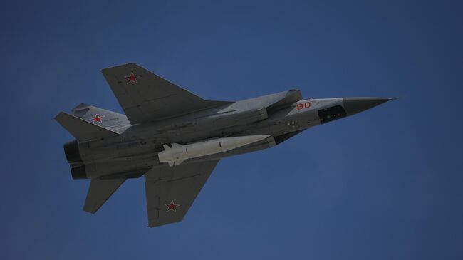 Многоцелевой истребитель МиГ-31 с гиперзвуковой ракетой Кинжал 