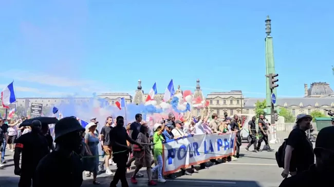 Манифестация в Париже за мир и против поставок оружия Украине