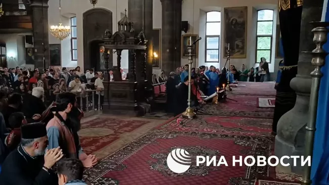 Молебен в поддержку арестованного архиепископа Армянской Апостольской церкви Микаэла Аджапахяна 