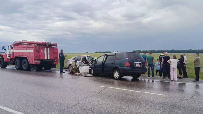 Сотрудники полиции работают на месте ДТП в Алтайском крае, в котором погибли люди