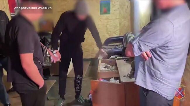 Обыск в гараже у одного из подростков, поджигавших машины и готовивших взрыв, в Волгограде. Кадр видео