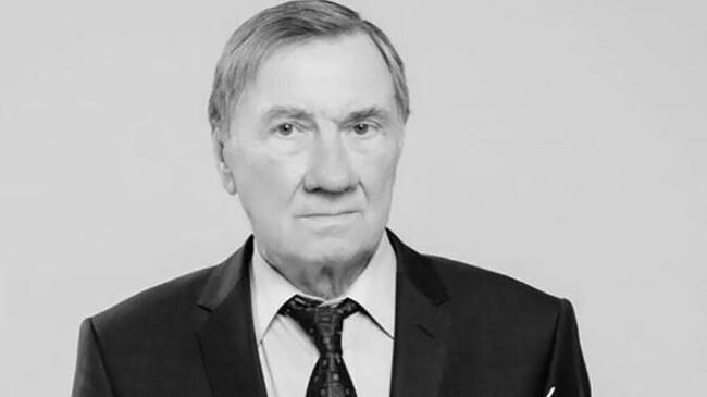 Главный дирижер оркестра русских народных инструментов ансамбля Березка, народный артист России Леонид Смирнов