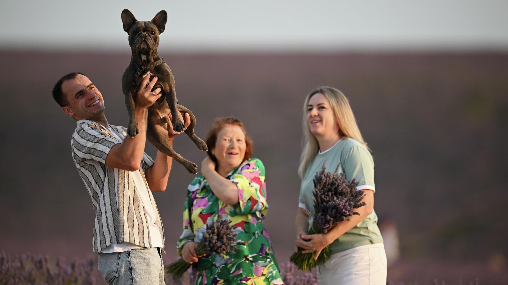 Люди с собакой на руках - РИА Новости, 1920, 17.08.2025