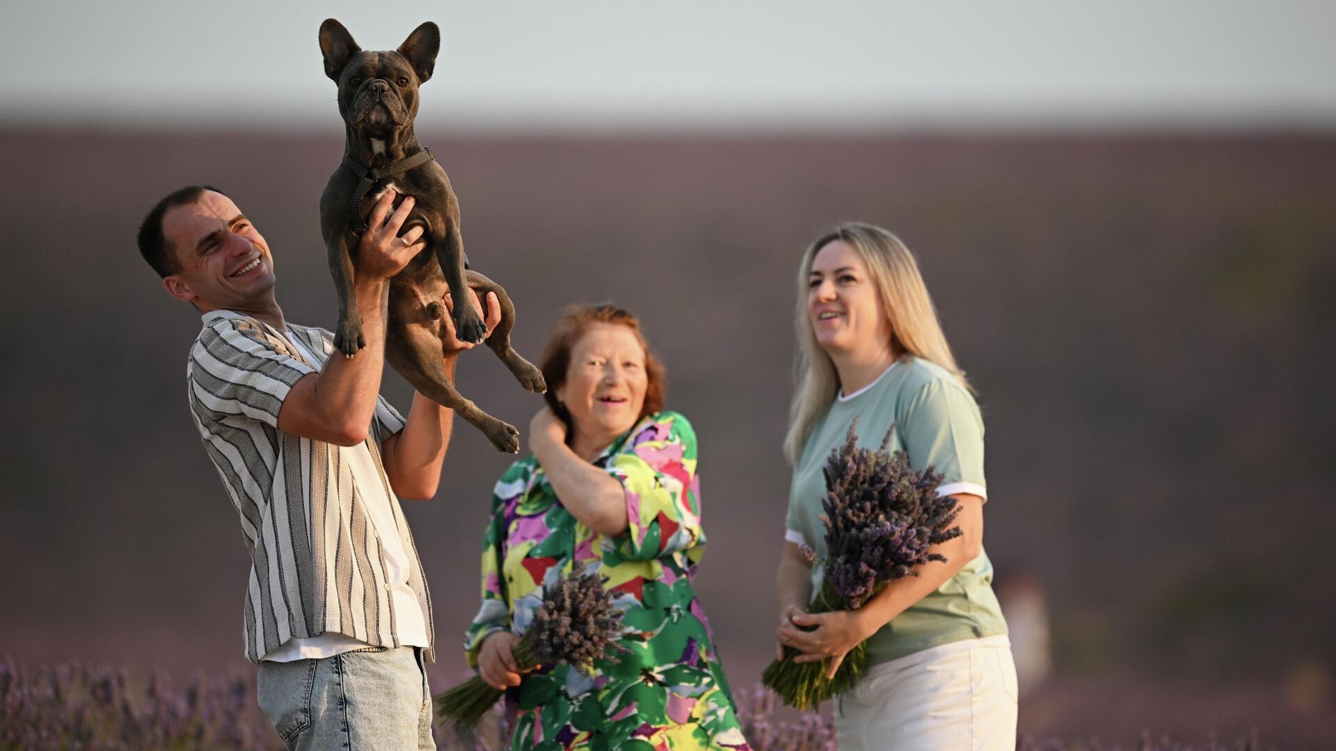 Люди с собакой на руках Люди с собакой на руках - РИА Новости, 1920, 17.08.2025