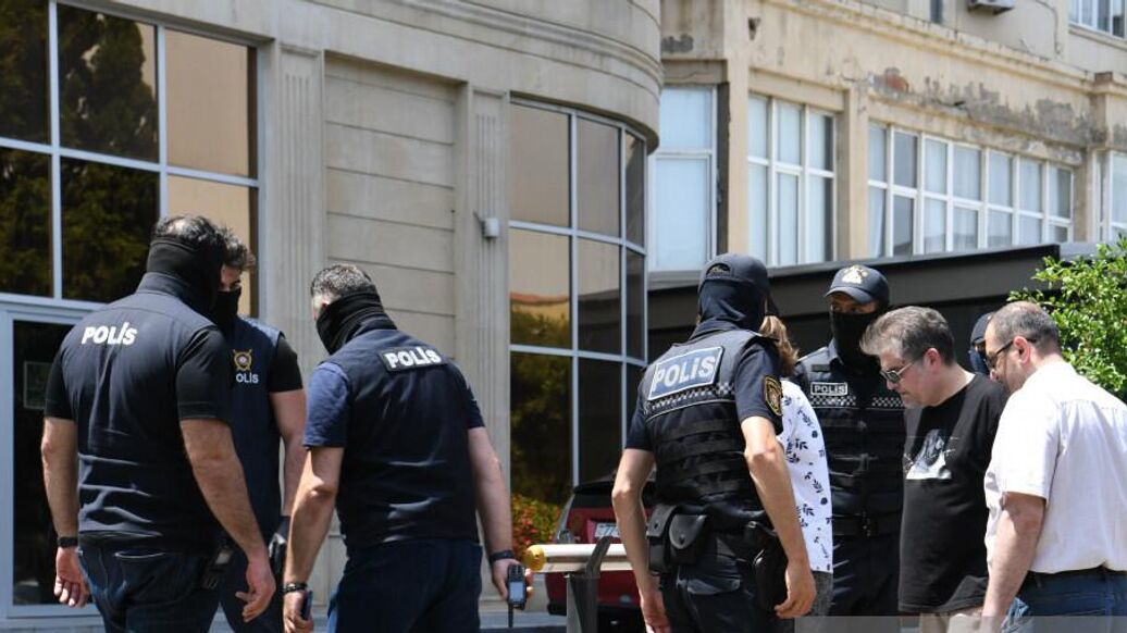 Азербайджанcкие силовики проводят "операцию" в офисе Sputnik в Баку