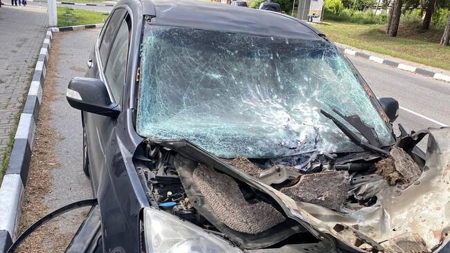 Последствия удара дрона ВСУ по легковому автомобилю в городе Шебекино Белгородской области