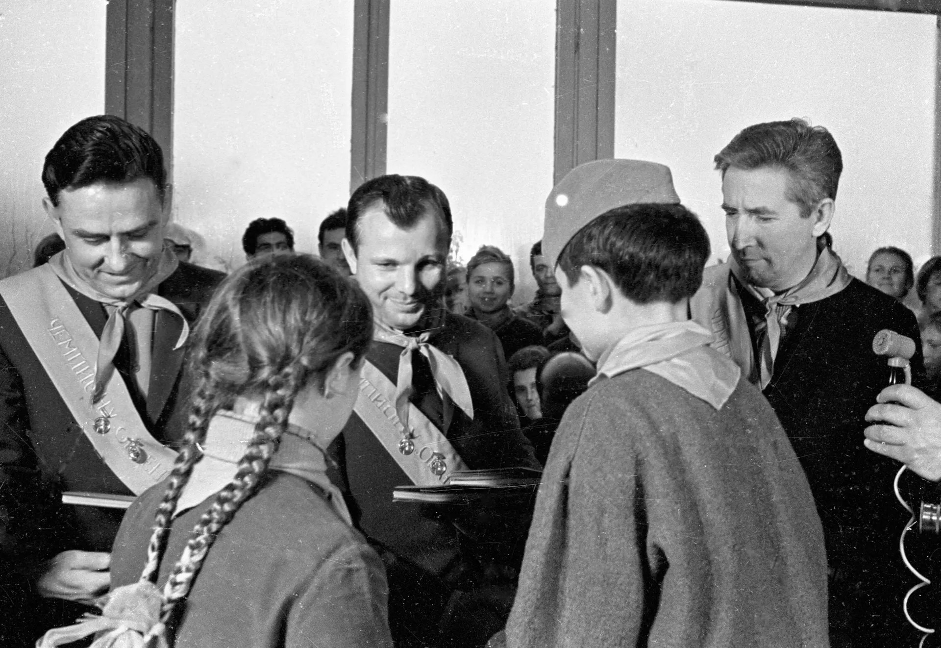 Лётчики-космонавты СССР Владимир Комаров, Юрий Гагарин, Константин Феоктистов и Андриян Николаев во время посещения Всероссийского пионерского лагеря Орлёнок в городе Туапсе - РИА Новости, 1920, 30.06.2025
