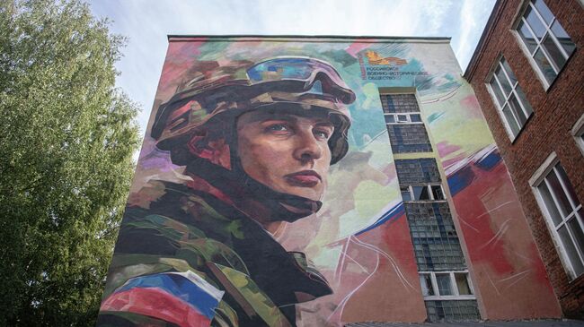 Мурал в память о Герое России Александре Бичаеве в Смоленске