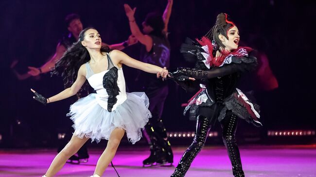 Алина Загитова и Евгения Медведева выступают во время рок-мюзикла на льду Ассоль 