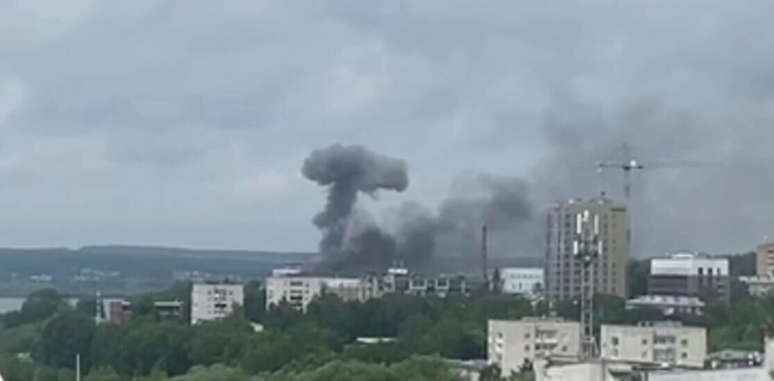 Пожар после падения БПЛА в Ижевске. Кадр видео из соцсетей Пожар после падения БПЛА в Ижевске. Кадр видео из соцсетей - РИА Новости, 1920, 01.07.2025