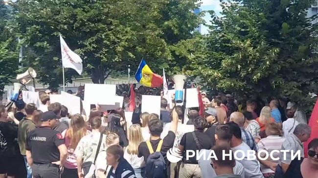 Сторонники Евгении Гуцул собрались у здания районного суда в Кишиневе