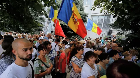 Пикет сторонников главы Гагаузии Евгении Гуцул у здания суда в Кишиневе
