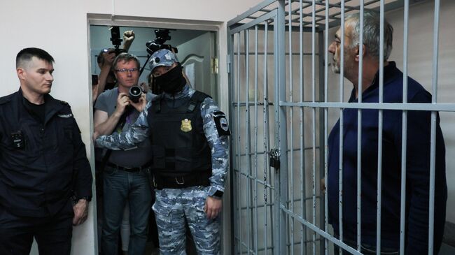 Бакир Сафаров, проходящий обвиняемым по уголовному делу об убийствах и покушениях прошлых лет, на заседании суда в Екатеринбурге