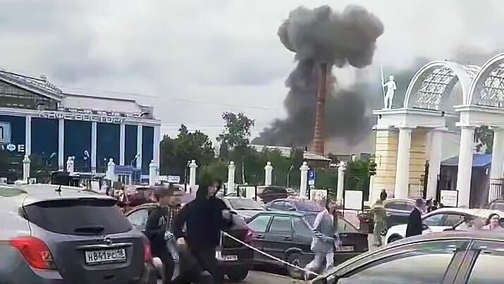 Взрыв после падения БПЛА в Ижевске. Кадр видео из соцсетей Взрыв после падения БПЛА в Ижевске. Кадр видео из соцсетей - РИА Новости, 1920, 04.07.2025